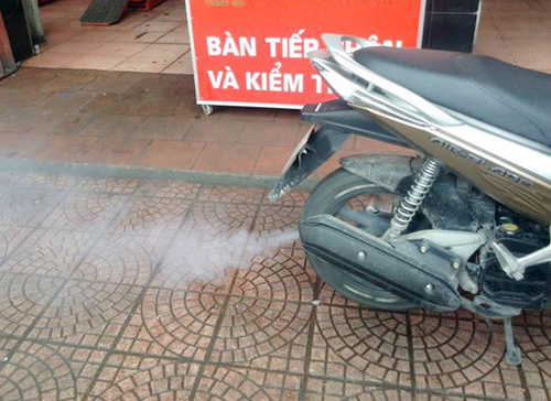 Xe máy phụt khói trắng - hiện tượng nguy hiểm